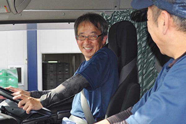 正社員 月給45万以上可 夜勤ルート配送の大型トラックドライバー 愛東運輸株式会社
